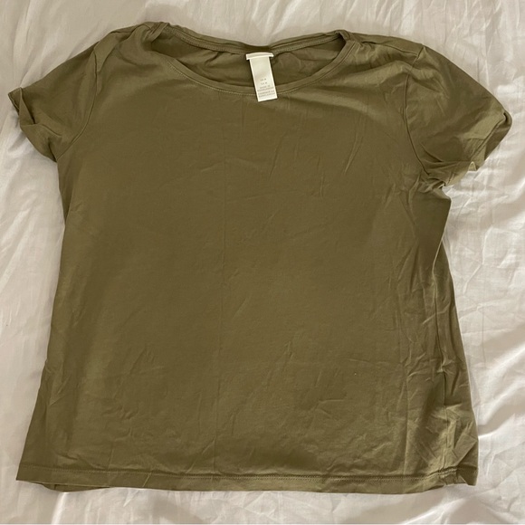 Solid green shirt
Size - M
Stainless 
Brand new, never used
Blouse and tee - Picture 1 of 3